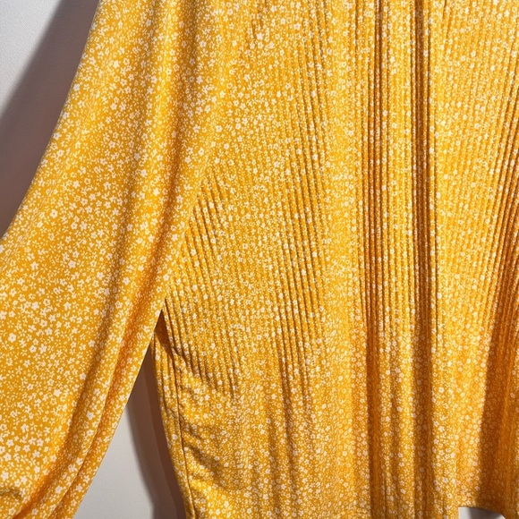 Adrianna Papell yellow top tiny flowers size medium - Picture 5 of 6